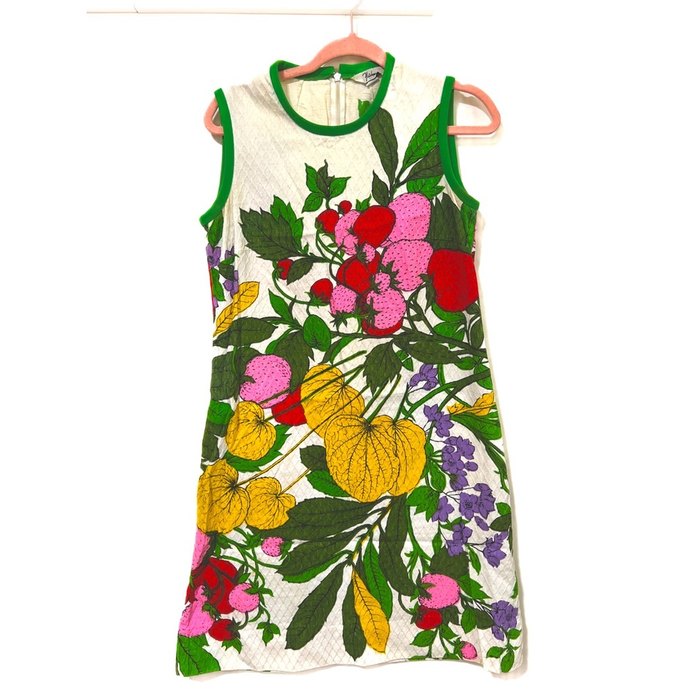 Vintage strawberries shift Sz L
